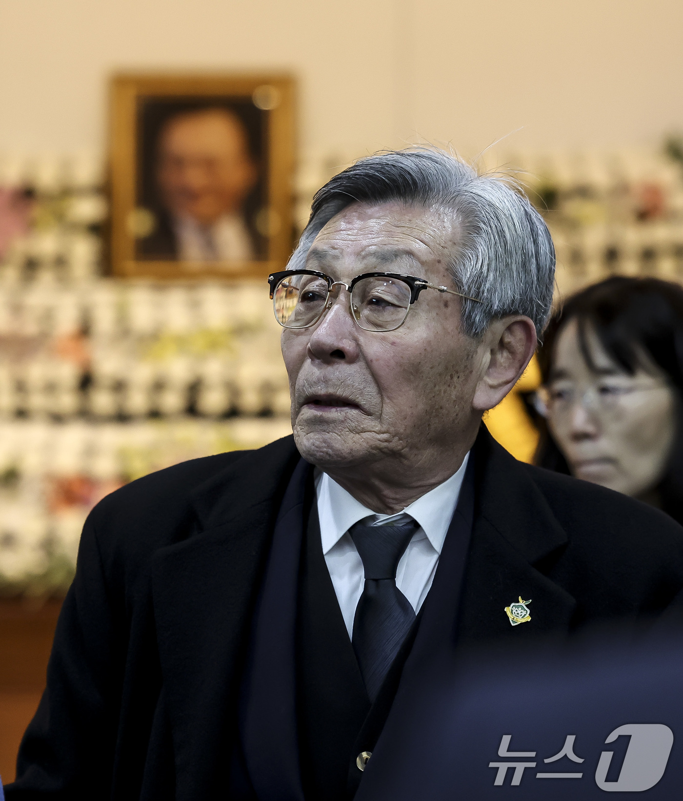 (서울=뉴스1) 사진공동취재단 = 유인태 전 국회 사무총장이 29일 서울 종로구 서울대학교병원 장례식장에 마련된 고(故) 이해찬 전 국무총리의 빈소를 찾아 조문한 뒤 나서고 있다. …