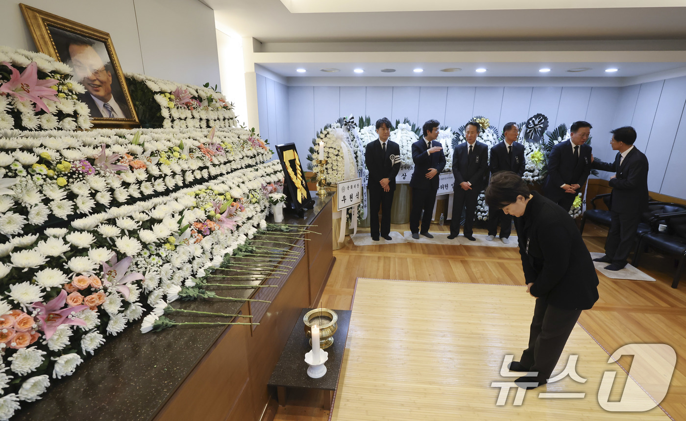 (서울=뉴스1) 사진공동취재단 = 강금실 전 법무부장관이 29일 서울 종로구 서울대학교병원 장례식장에 마련된 고(故) 이해찬 전 국무총리의 빈소를 찾아 조문하고 있다. 2026.1 …