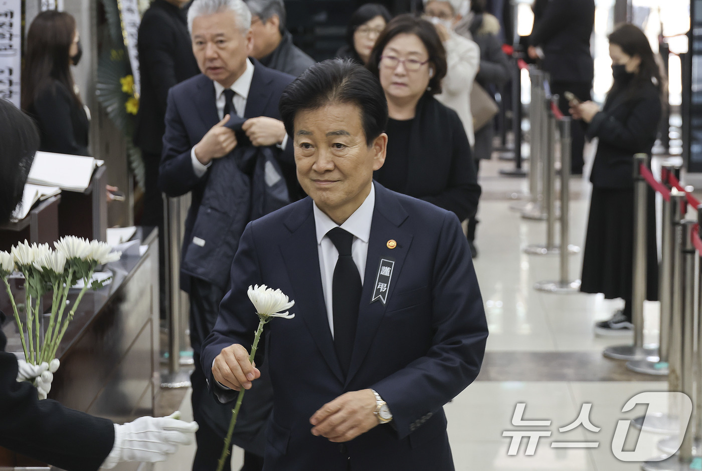 (서울=뉴스1) 사진공동취재단 = 정동영 통일부 장관이 29일 서울 종로구 서울대학교병원 장례식장에 마련된 고(故) 이해찬 전 국무총리의 빈소를 찾아 조문하고 있다. 2026.1. …