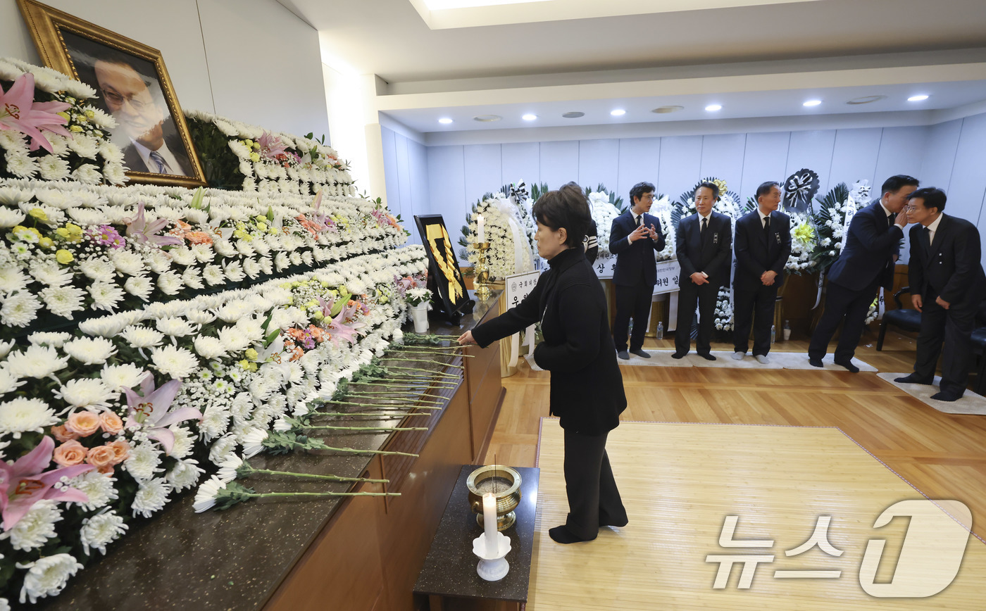 (서울=뉴스1) 사진공동취재단 = 강금실 전 법무부장관이 29일 서울 종로구 서울대학교병원 장례식장에 마련된 고(故) 이해찬 전 국무총리의 빈소를 찾아 조문하고 있다. 2026.1 …