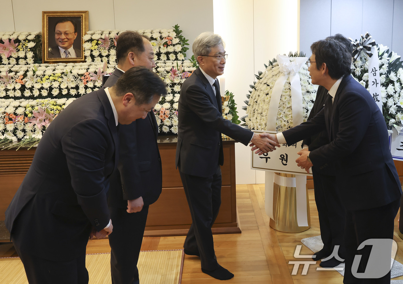 (서울=뉴스1) 사진공동취재단 = 김상환 헌법재판소장이 29일 서울 종로구 서울대학교병원 장례식장에 마련된 고(故) 이해찬 전 국무총리의 빈소를 찾아 조문한 뒤 유시민 전 장관과 …