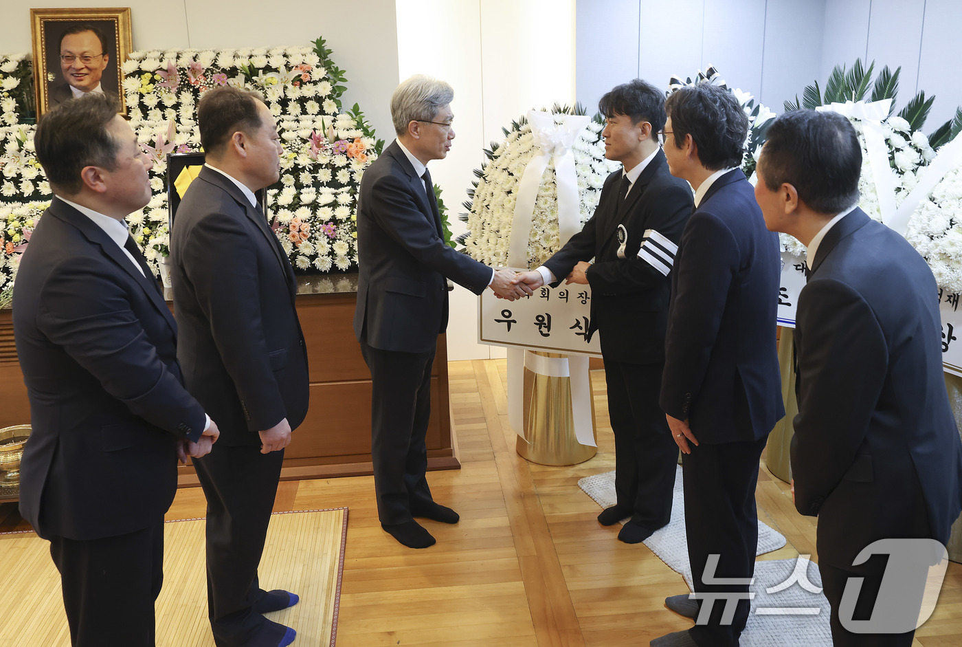 (서울=뉴스1) 사진공동취재단 = 김상환 헌법재판소장이 29일 서울 종로구 서울대학교병원 장례식장에 마련된 고(故) 이해찬 전 국무총리의 빈소를 찾아 조문한 뒤 유가족을 위로하고 …