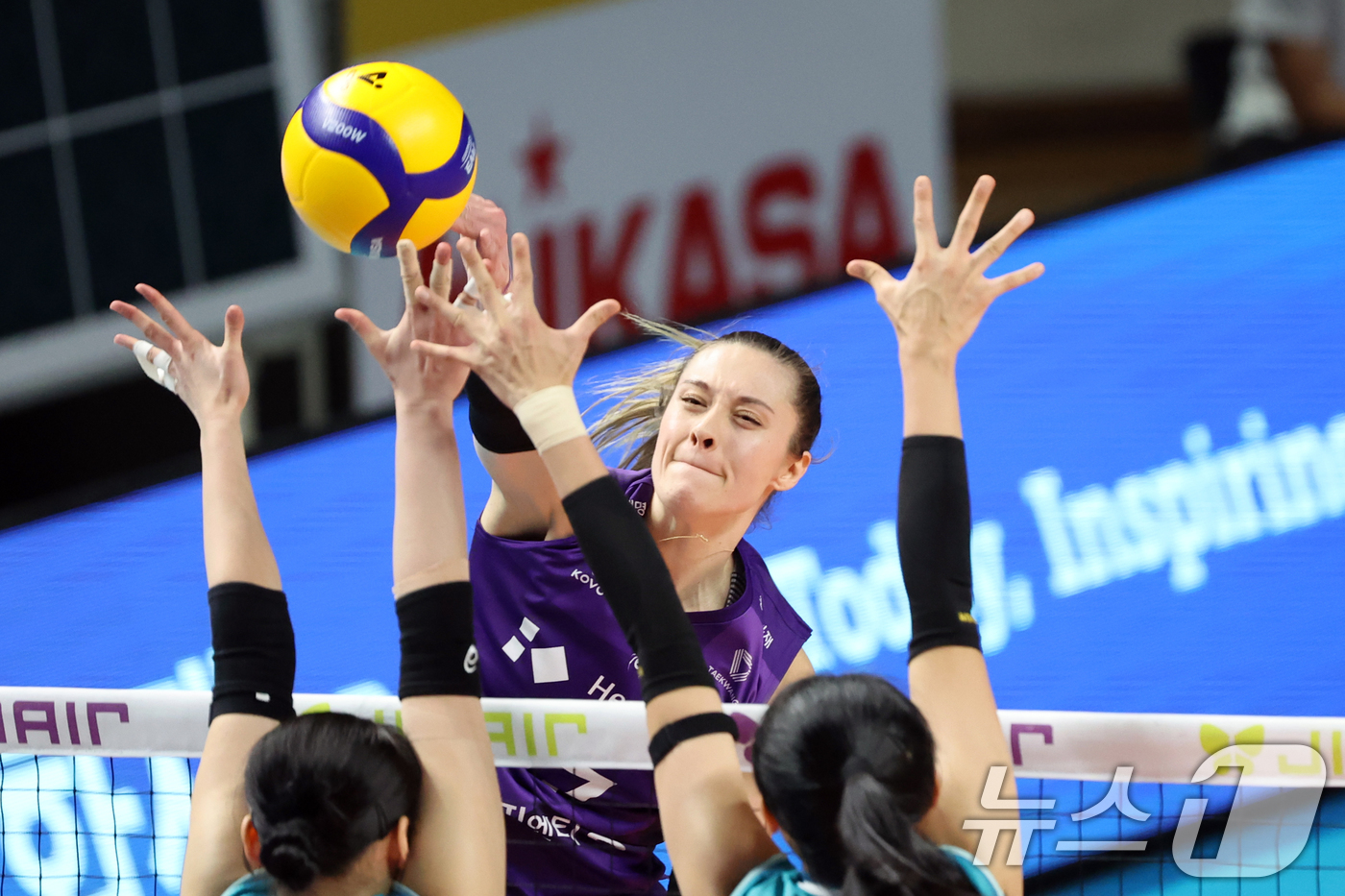 (서울=뉴스1) 황기선 기자 = 29일 오후 서울 장충체육관에서 열린 프로배구 진에어 2025-2026 V리그 여자부 GS칼텍스와 흥국생명의 경기에서 흥국생명 레베카가 공격을 하고 …