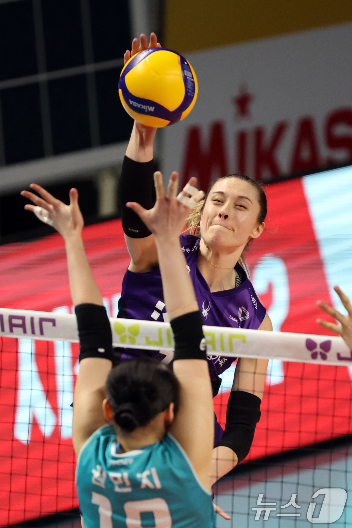 (서울=뉴스1) 황기선 기자 = 29일 오후 서울 장충체육관에서 열린 프로배구 진에어 2025-2026 V리그 여자부 GS칼텍스와 흥국생명의 경기에서 흥국생명 레베카가 공격을 하고 …