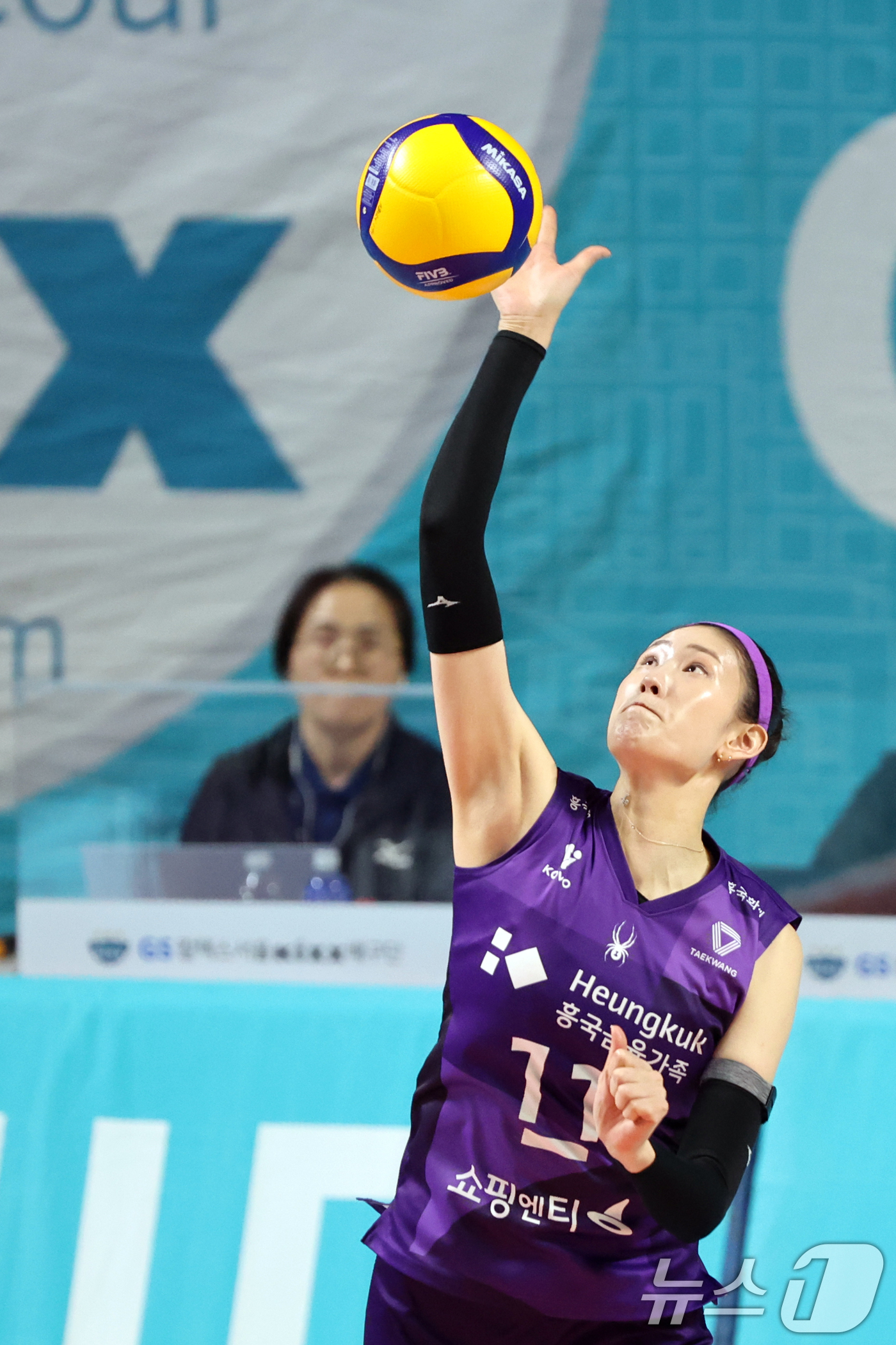 (서울=뉴스1) 황기선 기자 = 29일 오후 서울 장충체육관에서 열린 프로배구 진에어 2025-2026 V리그 여자부 GS칼텍스와 흥국생명의 경기에서 흥국생명 김수지가 서브를 하고 …