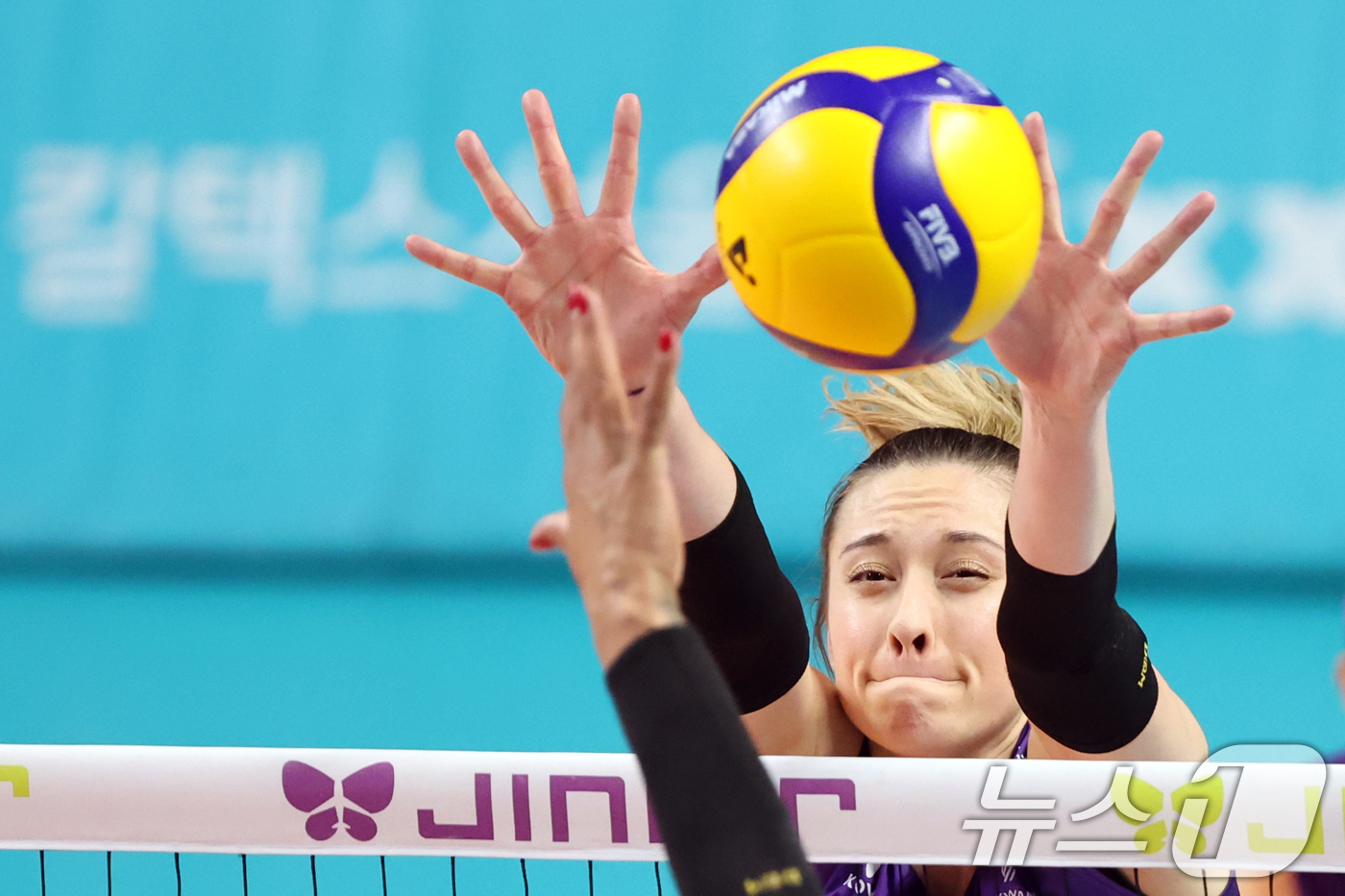 (서울=뉴스1) 황기선 기자 = 29일 오후 서울 장충체육관에서 열린 프로배구 진에어 2025-2026 V리그 여자부 GS칼텍스와 흥국생명의 경기에서 흥국생명 레베카가 블로킹 시도 …