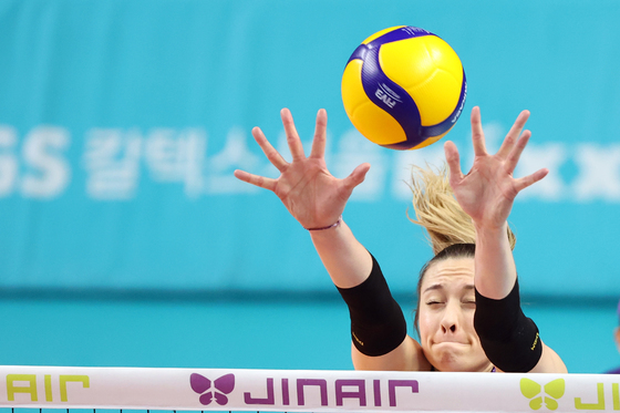 흥국생명 레베카 '눈 꼭감고 블로킹'