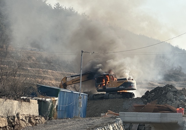 여수서 버스·굴착기 잇따른 화재…인명 피해 없어