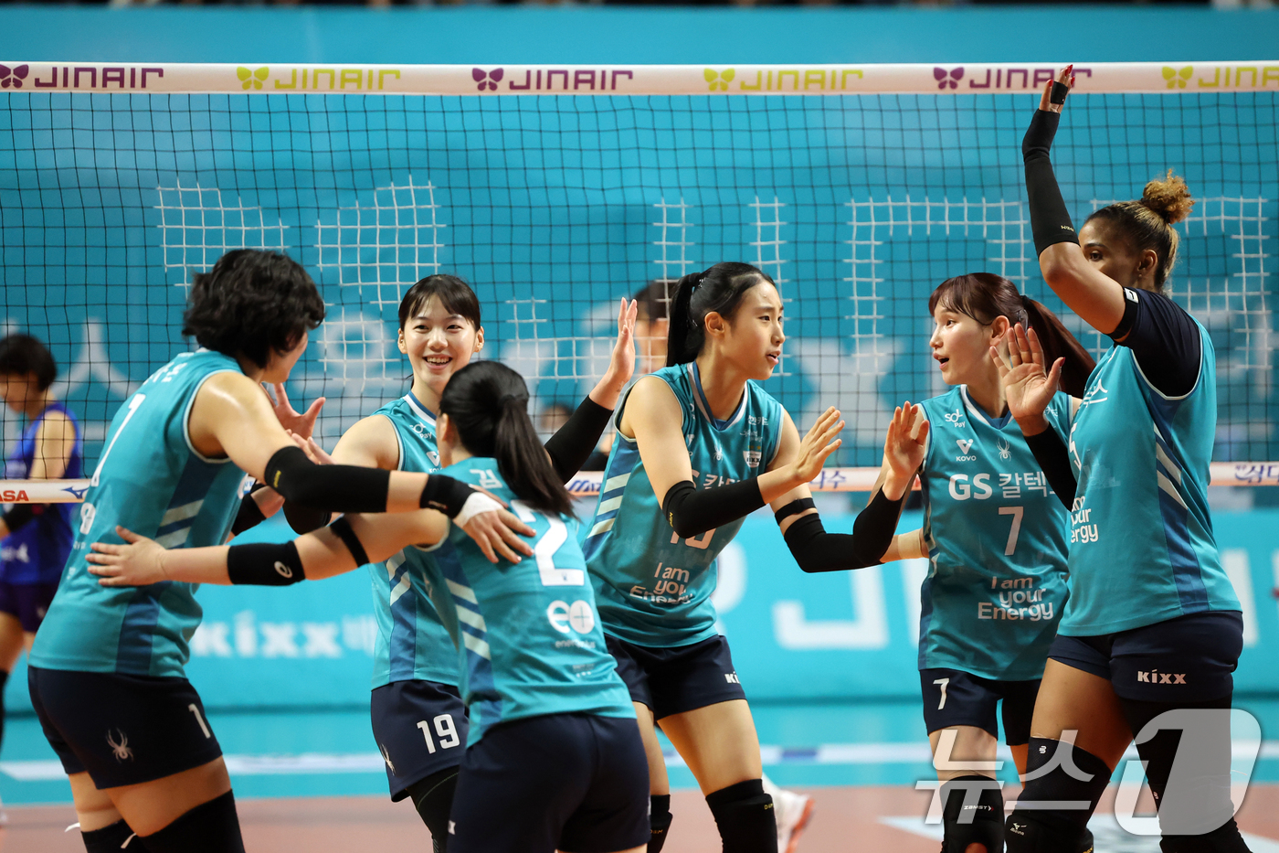 (서울=뉴스1) 황기선 기자 = 29일 오후 서울 장충체육관에서 열린 프로배구 진에어 2025-2026 V리그 여자부 GS칼텍스와 흥국생명의 경기에서 득점에 성공한 GS칼텍스 선수 …