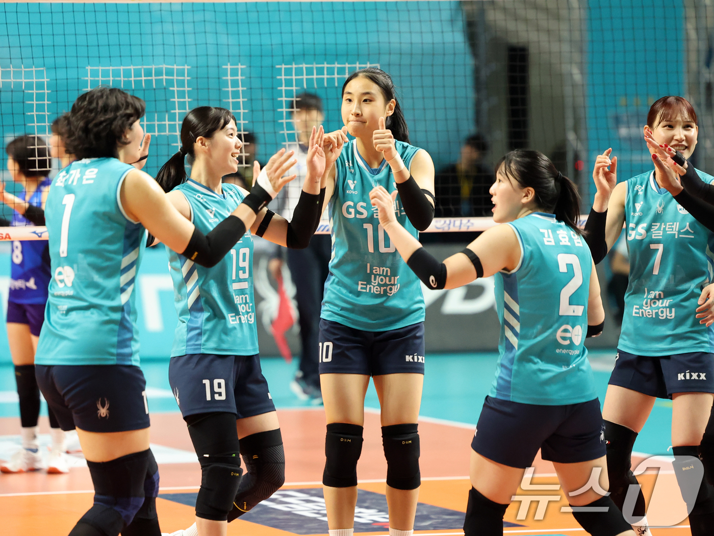 (서울=뉴스1) 황기선 기자 = 29일 오후 서울 장충체육관에서 열린 프로배구 진에어 2025-2026 V리그 여자부 GS칼텍스와 흥국생명의 경기에서 득점에 성공한 GS칼텍스 선수 …