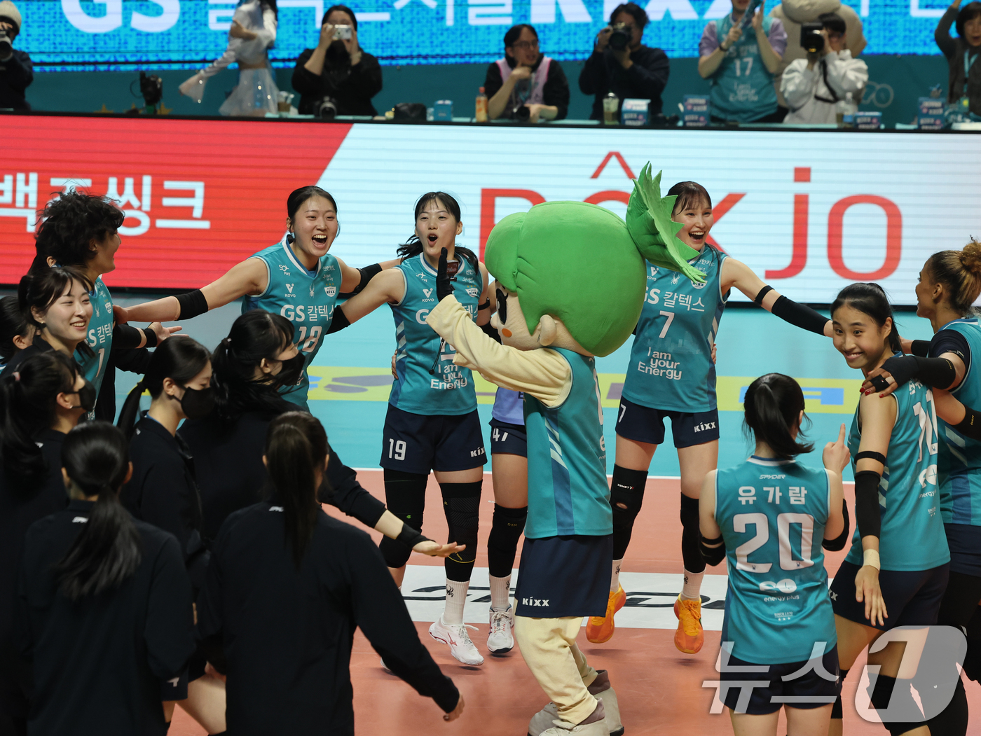 (서울=뉴스1) 황기선 기자 = 29일 오후 서울 장충체육관에서 열린 프로배구 진에어 2025-2026 V리그 여자부 GS칼텍스와 흥국생명의 경기에서 세트스코어 3대2로 승리한 G …