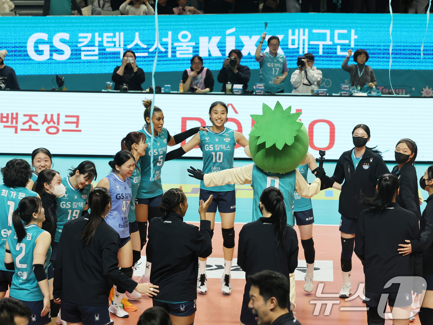 (서울=뉴스1) 황기선 기자 = 29일 오후 서울 장충체육관에서 열린 프로배구 진에어 2025-2026 V리그 여자부 GS칼텍스와 흥국생명의 경기에서 세트스코어 3대2로 승리한 G …