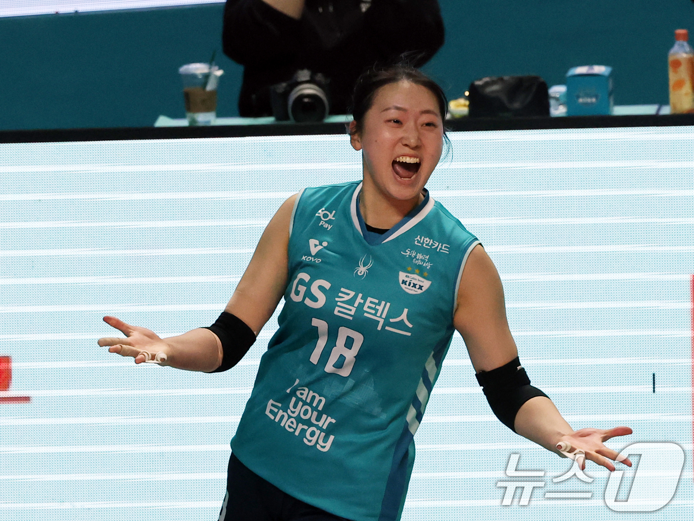(서울=뉴스1) 황기선 기자 = 29일 오후 서울 장충체육관에서 열린 프로배구 진에어 2025-2026 V리그 여자부 GS칼텍스와 흥국생명의 경기에서 결승 블로킹 득점에 성공한 G …