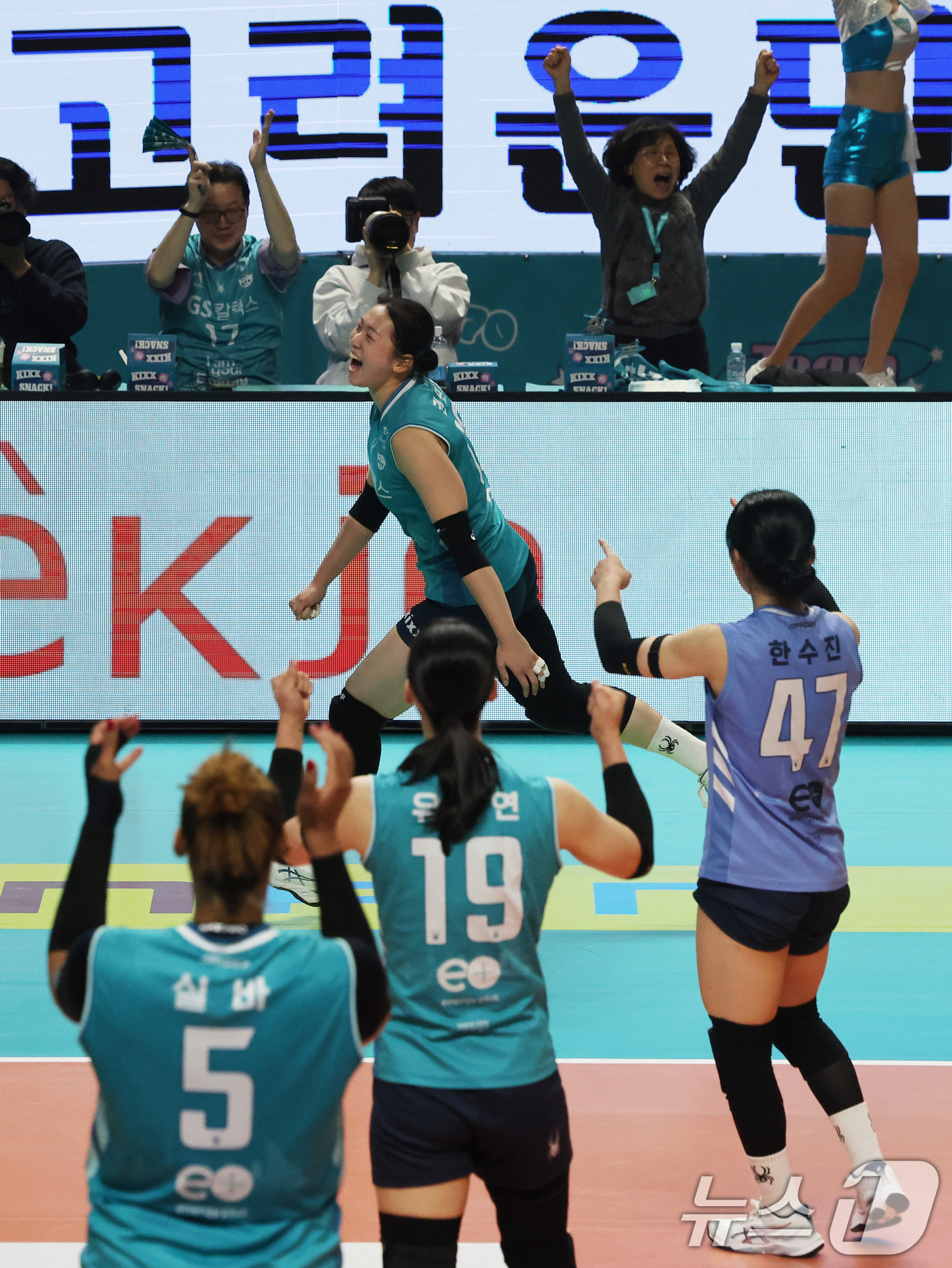 (서울=뉴스1) 황기선 기자 = 29일 오후 서울 장충체육관에서 열린 프로배구 진에어 2025-2026 V리그 여자부 GS칼텍스와 흥국생명의 경기에서 결승 블로킹 득점에 성공한 G …