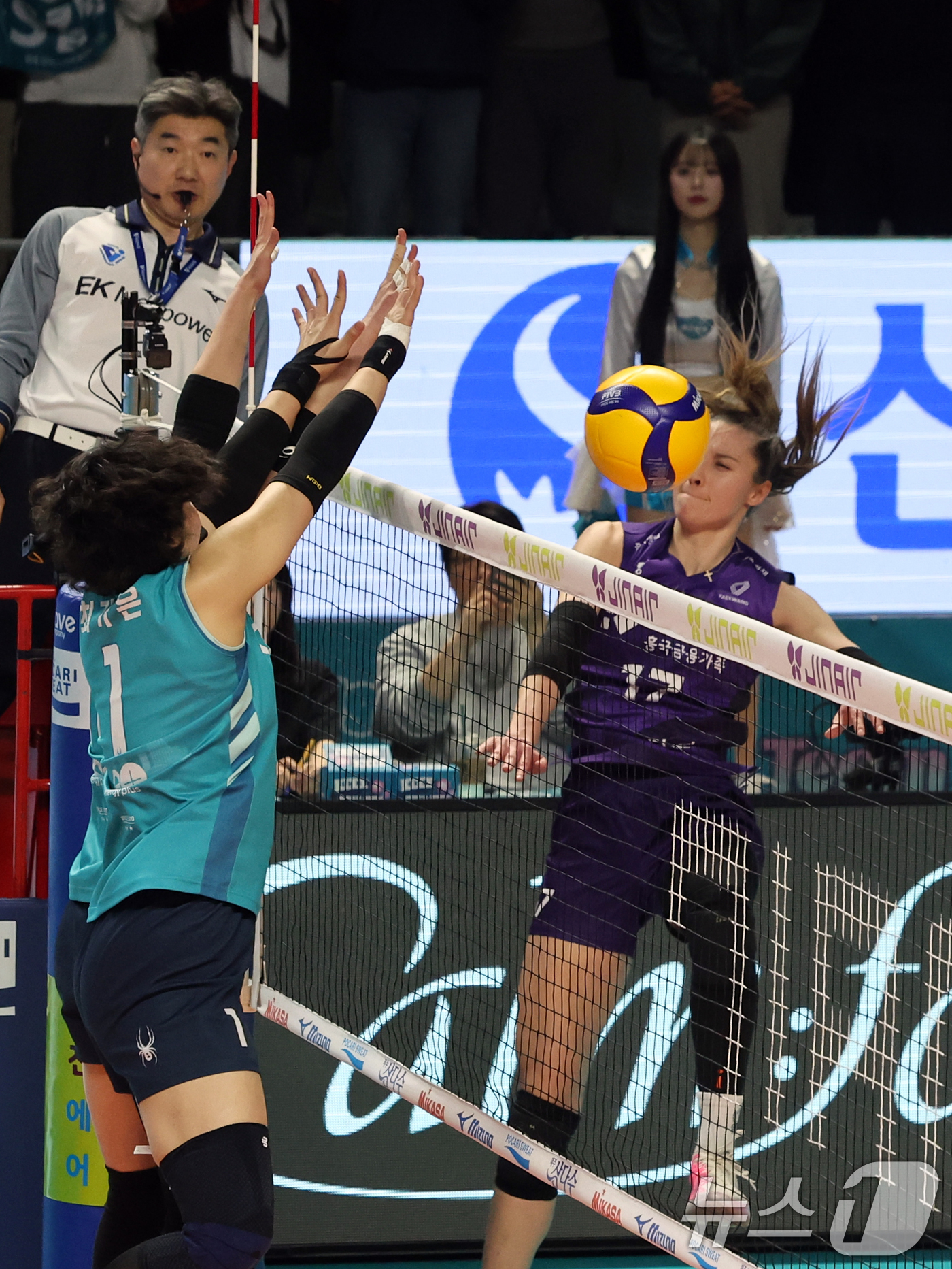 (서울=뉴스1) 황기선 기자 = 29일 오후 서울 장충체육관에서 열린 프로배구 진에어 2025-2026 V리그 여자부 GS칼텍스와 흥국생명의 경기에서 GS칼텍스 권민지가 블로킹으로 …