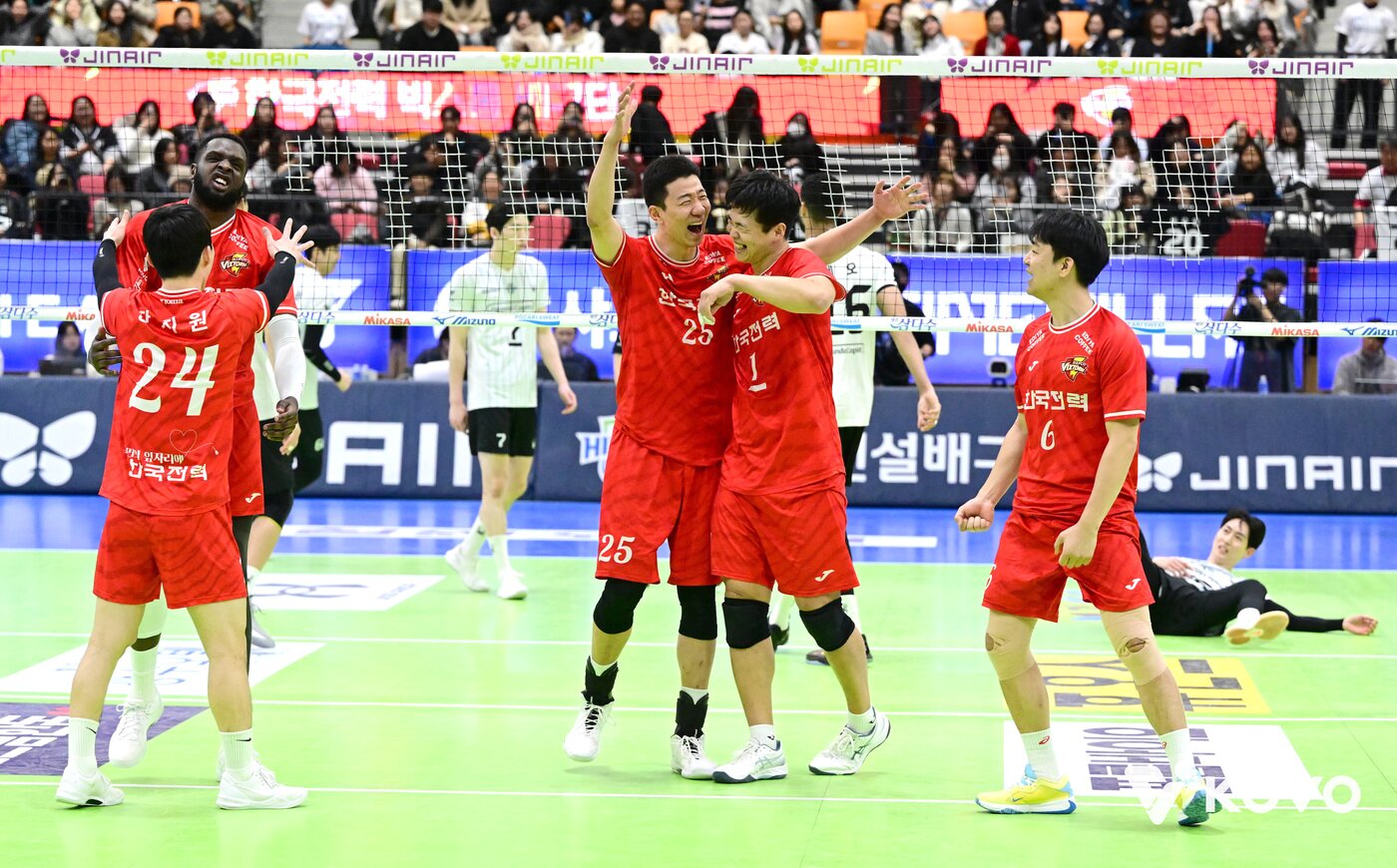 본문 이미지 - 현대캐피탈에 대역전승을 거둔 한국전력. (KOVO 제공)