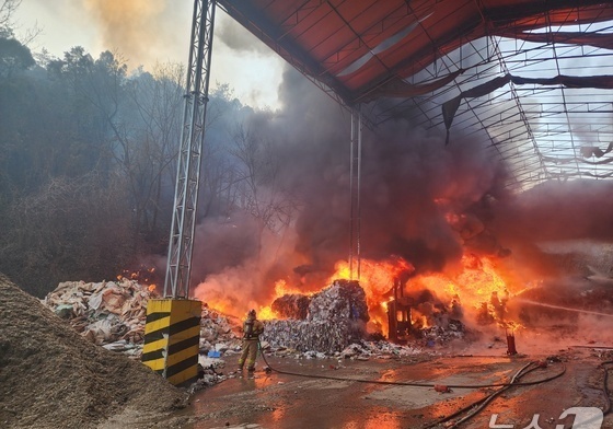 소방당국, 단양 폐기물업체 화재 초진…진압까지 3시간 예상(종합)