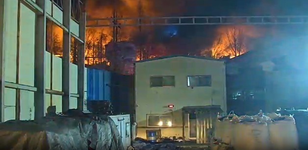 김해 공장 화재 확산 멈춰…소방, 대응 1단계로 낮춰 밤샘 진화