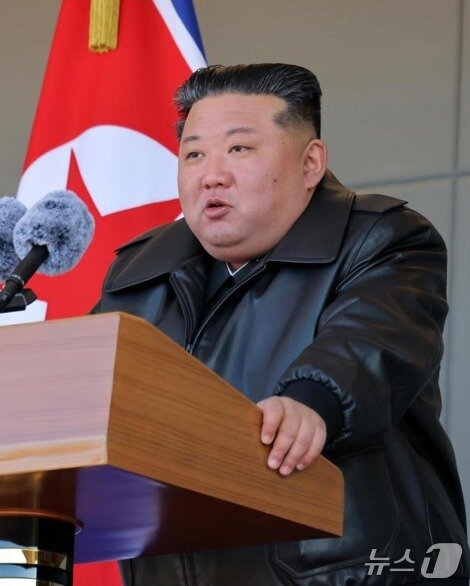 본문 이미지 - (평양 노동신문=뉴스1) = 북힌 노동당 기관지 노동신문은 3일 "김정은 동지께서 지난 2일 신의주온실종합농장 건설장을 찾고 당 제9차 대회를 자랑찬 노력적 성과로 빛내기 위한 투쟁 속에 뜻깊은 새해를 맞이한 전체 청년전위·군인 건설자를 축하격려했다"라고 보도했다.[국내에서만 사용가능. 재배포 금지. DB 금지. For Use Only in the Republic of Korea. Redistribution Prohibited] rodongphoto@news1.kr