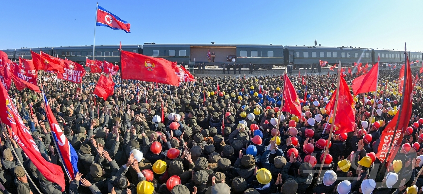 (평양 노동신문=뉴스1) = 북한 노동당 기관지 노동신문은 3일 김정은 총비서가 지난 2일 신의주온실종합농장 건설장을 찾고 청년전위 및 군인건설자들을 축하격려했다고 보도했다. 김 …