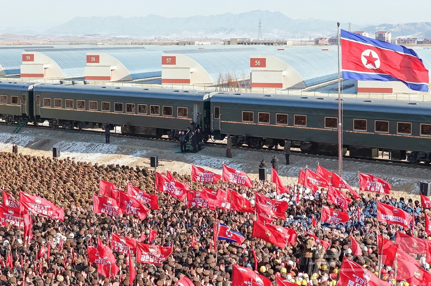 (평양 노동신문=뉴스1) = 북한 노동당 기관지 노동신문은 3일 김정은 총비서가 지난 2일 신의주온실종합농장 건설장을 찾고 청년전위 및 군인건설자들을 축하격려했다고 보도했다. 김 …