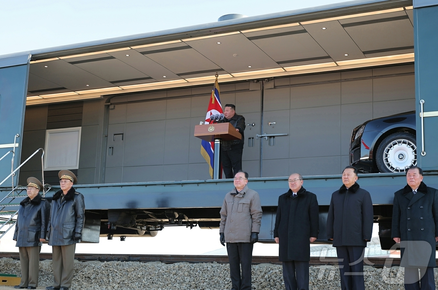 (평양 노동신문=뉴스1) = 북한 노동당 기관지 노동신문은 3일 김정은 총비서가 지난 2일 신의주온실종합농장 건설장을 찾고 청년전위 및 군인건설자들을 축하격려했다고 보도했다. 김 …