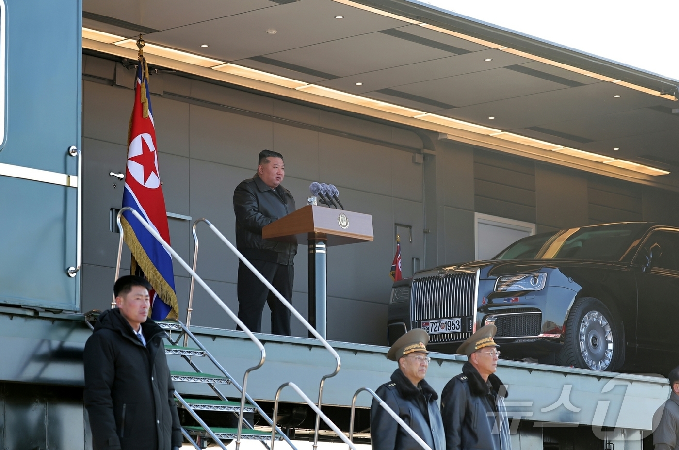 (평양 노동신문=뉴스1) = 북한 노동당 기관지 노동신문은 3일 김정은 총비서가 지난 2일 신의주온실종합농장 건설장을 찾고 청년전위 및 군인건설자들을 축하격려했다고 보도했다. 김 …