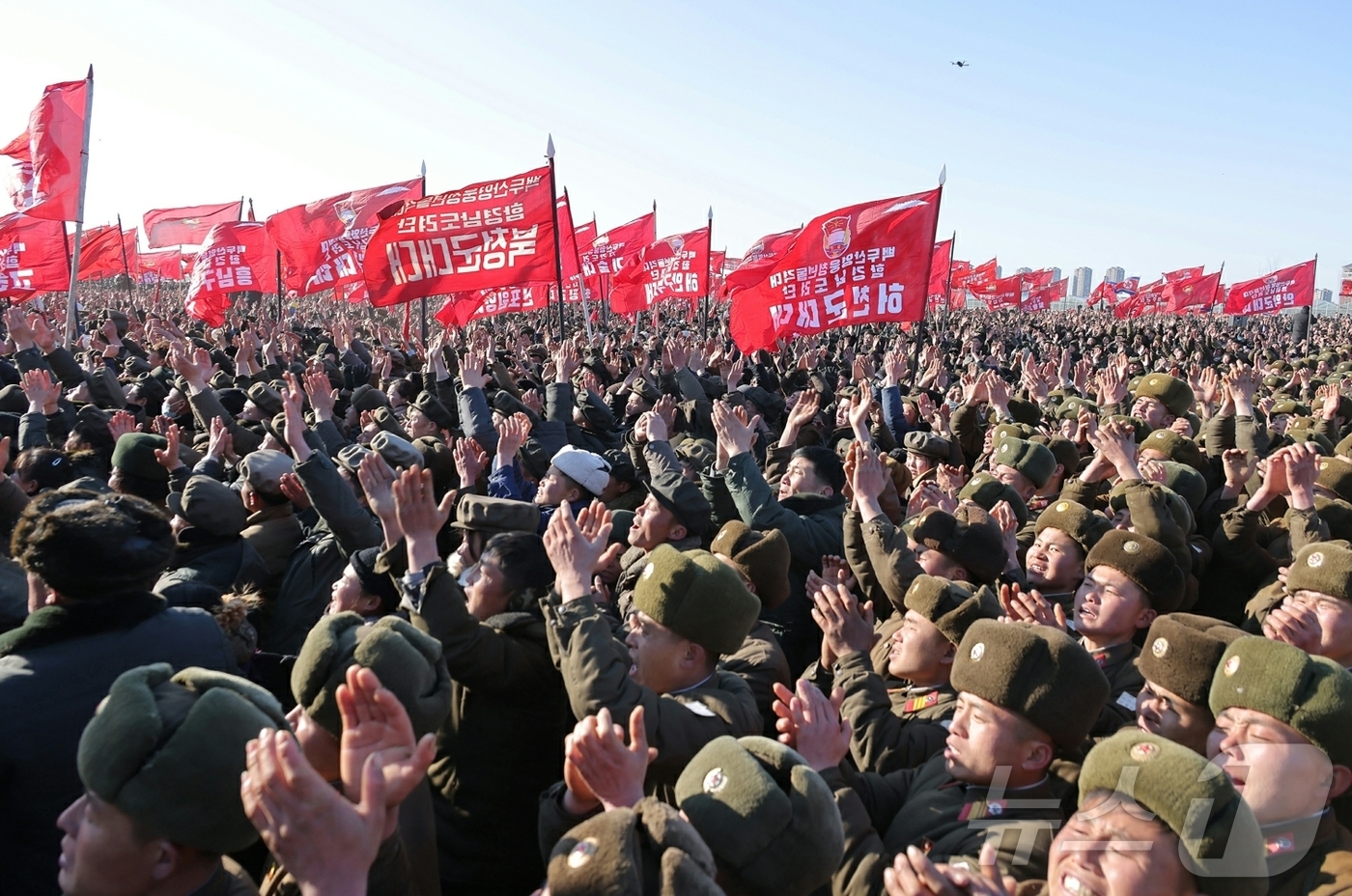 (평양 노동신문=뉴스1) = 북한 노동당 기관지 노동신문은 3일 김정은 총비서가 지난 2일 신의주온실종합농장 건설장을 찾고 청년전위 및 군인건설자들을 축하격려했다고 보도했다. 김 …