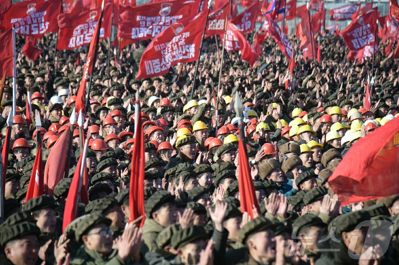 (평양 노동신문=뉴스1) = 북한 노동당 기관지 노동신문은 3일 김정은 총비서가 지난 2일 신의주온실종합농장 건설장을 찾고 청년전위 및 군인건설자들을 축하격려했다고 보도했다. 김 …