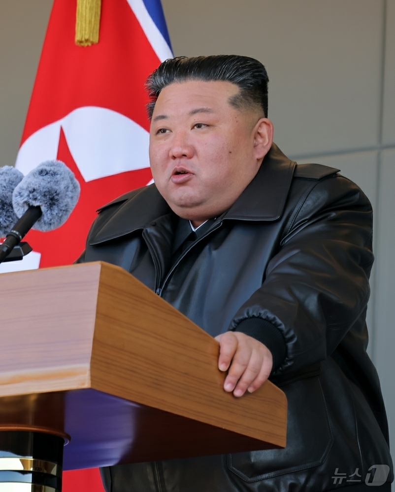(평양 노동신문=뉴스1) = 북한 노동당 기관지 노동신문은 3일 김정은 총비서가 지난 2일 신의주온실종합농장 건설장을 찾고 청년전위 및 군인건설자들을 축하격려했다고 보도했다. 김 …
