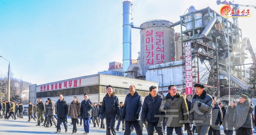 (평양 노동신문=뉴스1) = 북한 노동당 기관지 노동신문은 3일 "총비서 동지의 크나큰 믿음에 높은 생산성과로 보답할 것"이라면서 상원시멘트연합기업소를 조명했다. [국내에서만 사용 …