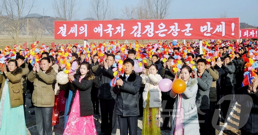 (평양 노동신문=뉴스1) = 북한 노동당 기관지 노동신문은 3일 "황해북도 농촌경리위원회 송죽공예작물농장·송림시 신량농장에서 새집들이를 진행했다"면서 "노동당의 은덕으로 문명부흥하 …