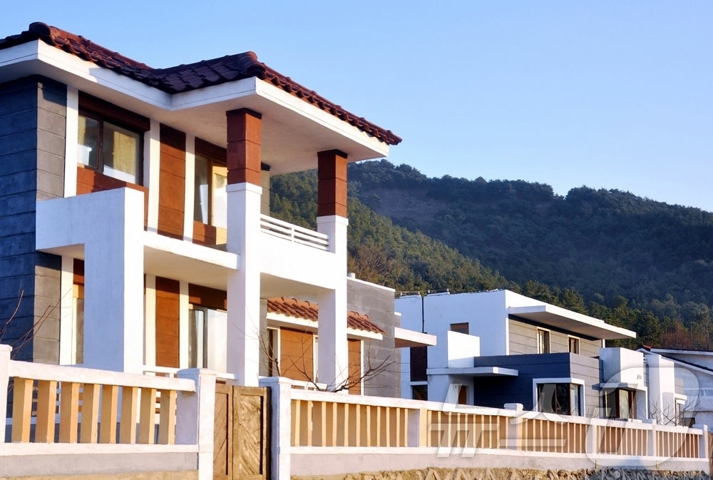 (평양 노동신문=뉴스1) = 북한 노동당 기관지 노동신문은 3일 "황해북도 농촌경리위원회 송죽공예작물농장·송림시 신량농장에서 새집들이를 진행했다"면서 "노동당의 은덕으로 문명부흥하 …