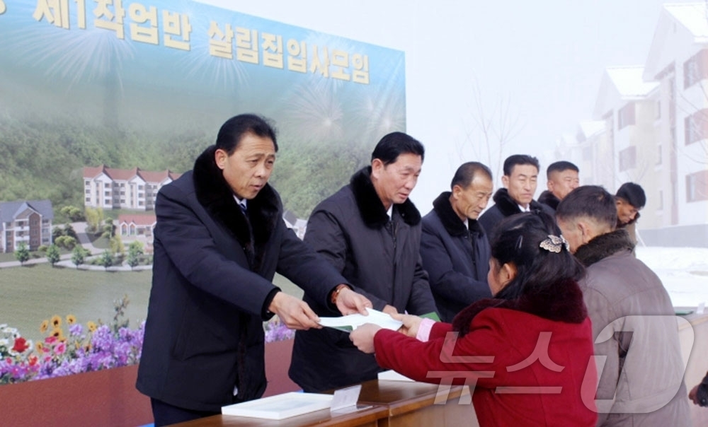 (평양 노동신문=뉴스1) = 북한 노동당 기관지 노동신문은 3일 "황해북도 농촌경리위원회 송죽공예작물농장·송림시 신량농장에서 새집들이를 진행했다"면서 "노동당의 은덕으로 문명부흥하 …