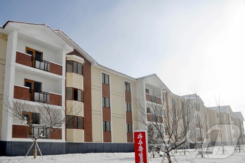 (평양 노동신문=뉴스1) = 북한 노동당 기관지 노동신문은 3일 "황해북도 농촌경리위원회 송죽공예작물농장·송림시 신량농장에서 새집들이를 진행했다"면서 "노동당의 은덕으로 문명부흥하 …