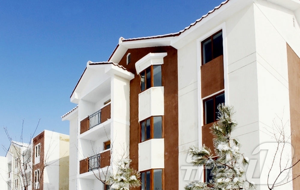 (평양 노동신문=뉴스1) = 북한 노동당 기관지 노동신문은 3일 "황해북도 농촌경리위원회 송죽공예작물농장·송림시 신량농장에서 새집들이를 진행했다"면서 "노동당의 은덕으로 문명부흥하 …