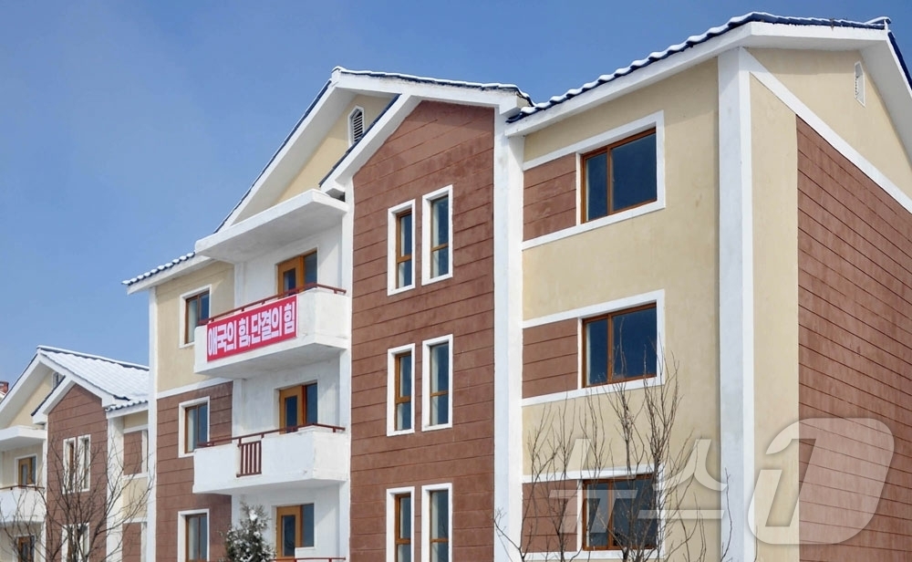 (평양 노동신문=뉴스1) = 북한 노동당 기관지 노동신문은 3일 "황해북도 농촌경리위원회 송죽공예작물농장·송림시 신량농장에서 새집들이를 진행했다"면서 "노동당의 은덕으로 문명부흥하 …