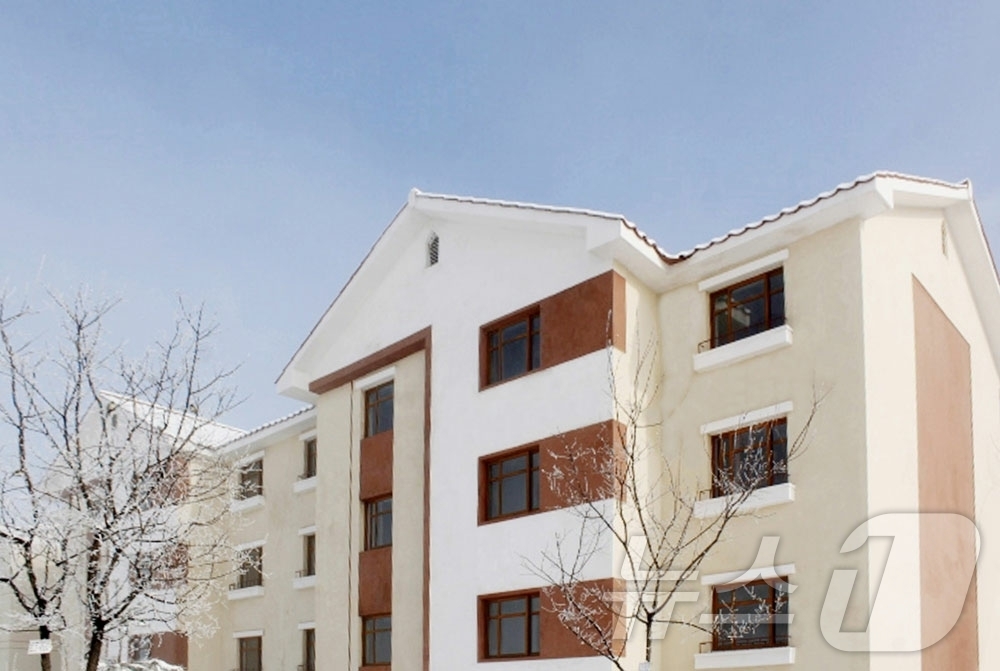 (평양 노동신문=뉴스1) = 북한 노동당 기관지 노동신문은 3일 "황해북도 농촌경리위원회 송죽공예작물농장·송림시 신량농장에서 새집들이를 진행했다"면서 "노동당의 은덕으로 문명부흥하 …