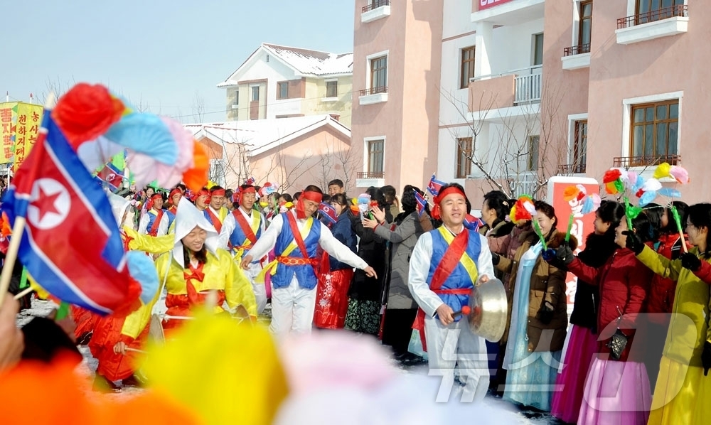 (평양 노동신문=뉴스1) = 북한 노동당 기관지 노동신문은 3일 "황해북도 농촌경리위원회 송죽공예작물농장·송림시 신량농장에서 새집들이를 진행했다"면서 "노동당의 은덕으로 문명부흥하 …