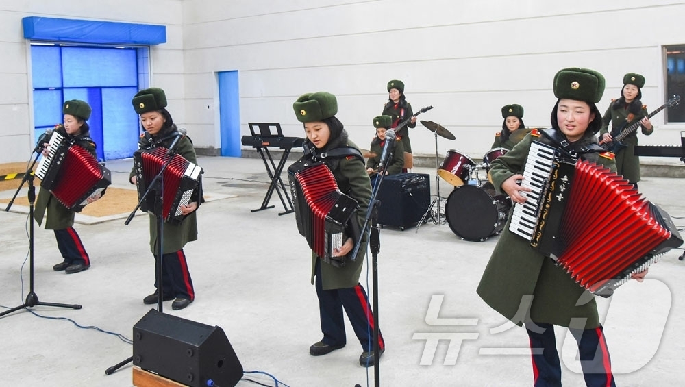 (평양 노동신문=뉴스1) = 북한 노동당 기관지 노동신문은 3일 "장엄한 새해 진군길에 약동하는 생기와 활력을 더해주며 만경대혁명학원, 칠곡혁명학원 학생들이 주요전구들에서 경제선전 …