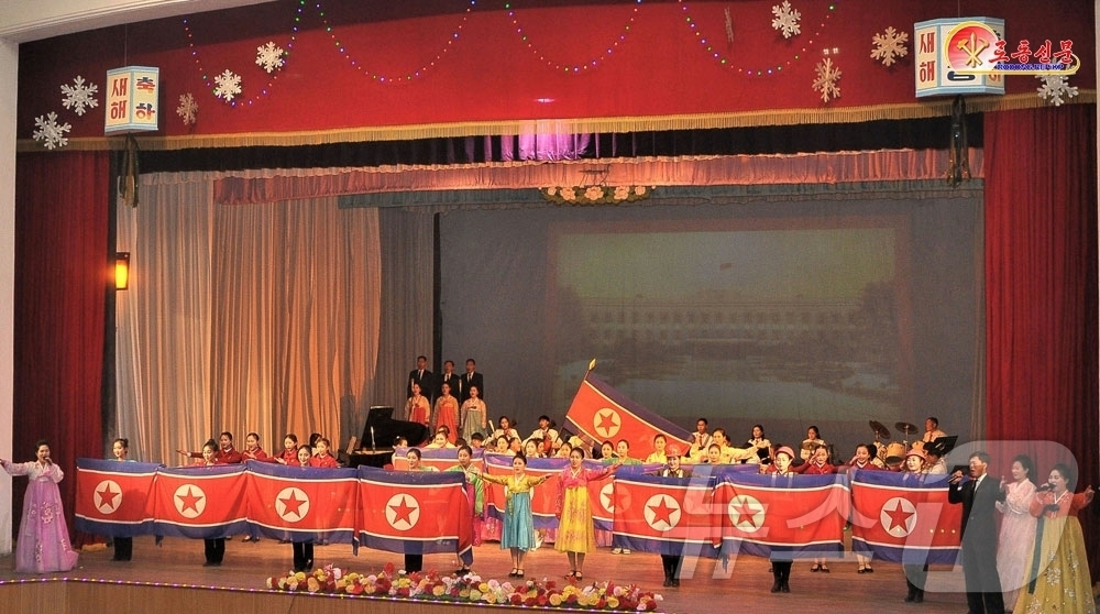 (평양 노동신문=뉴스1) = 북한 노동당 기관지 노동신문은 3일 "새해를 맞이한 인민의 웃음소리 어디서나 넘쳐난다"면서 각지 신년 풍경을 전했다. [국내에서만 사용가능. 재배포 금 …