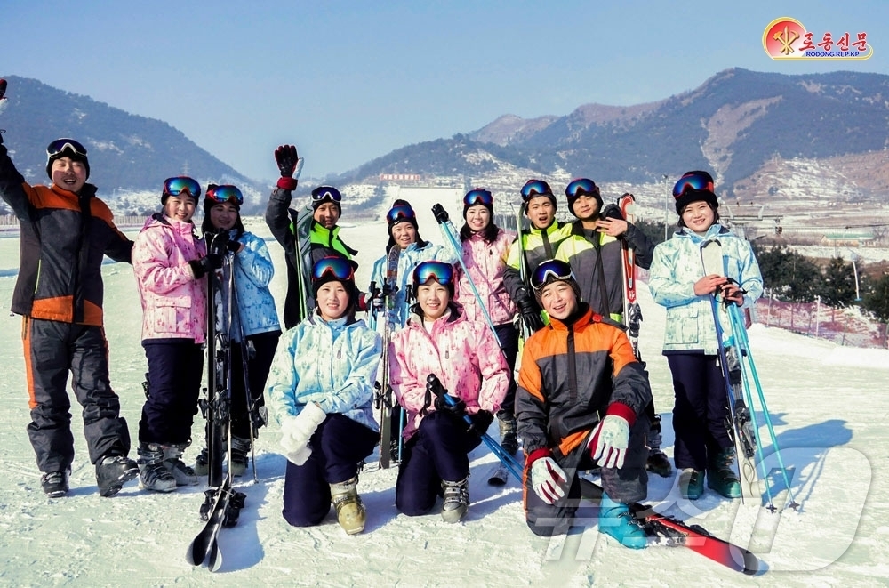 (평양 노동신문=뉴스1) = 북한 노동당 기관지 노동신문은 3일 "새해를 맞이한 인민의 웃음소리 어디서나 넘쳐난다"면서 각지 신년 풍경을 전했다. [국내에서만 사용가능. 재배포 금 …