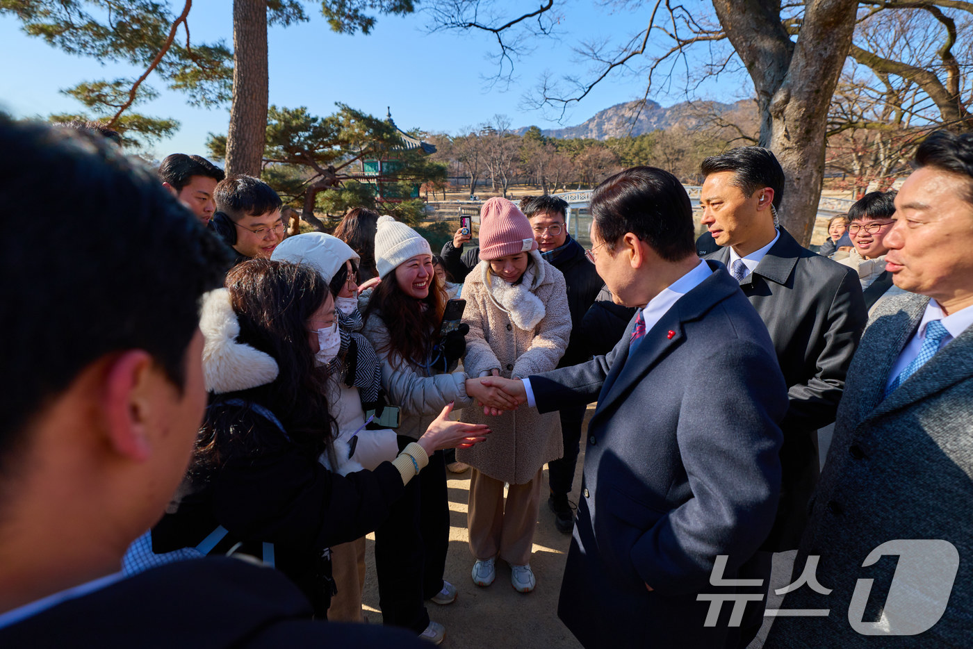 (서울=뉴스1) 이재명 기자 = 이재명 대통령이 지난 2일 오찬을 마친 후 서울 종로구 경복궁에서 산책을 하며 시민들과 인사를 나누고 있다. (이재명 대통령 SNS. 재판매 및 D …