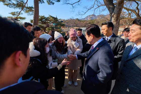 시민들과 인사 나누는 이재명 대통령