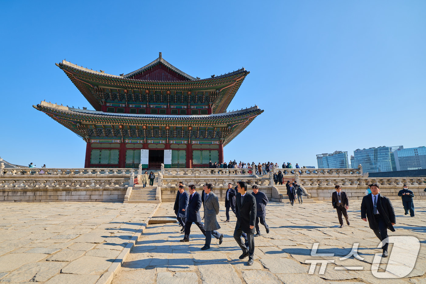 (서울=뉴스1) 이재명 기자 = 이재명 대통령이 지난 2일 오찬을 마친 후 서울 종로구 경복궁에서 산책을 하고 있다. (이재명 대통령 SNS. 재판매 및 DB 금지) 2026.1. …