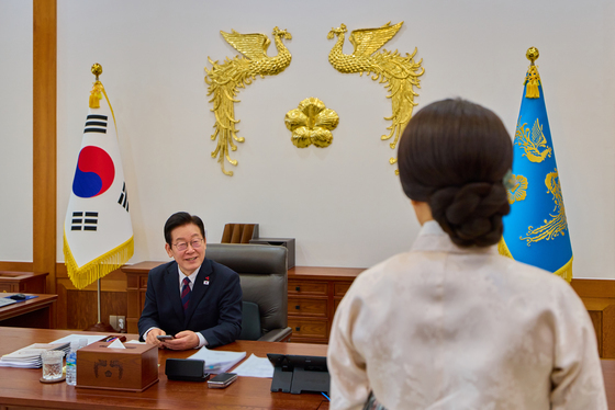 김혜경 여사와 담소 나누는 이재명 대통령