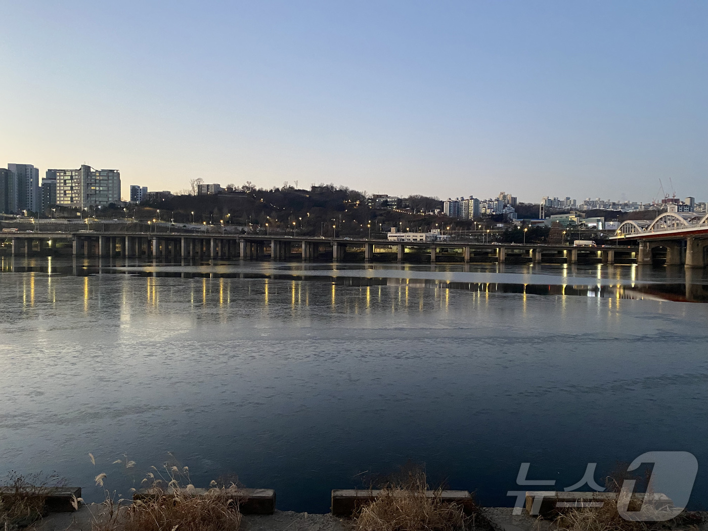 (서울=뉴스1) = 아침 기온이 최저 -14도까지 떨어지며 강추위가 이어지고 있는 3일 서울 한강이 얼어붙어 있다.이번 한강 결빙은 평년보다 7일, 지난 겨울보다 37일 빠르게 나 …