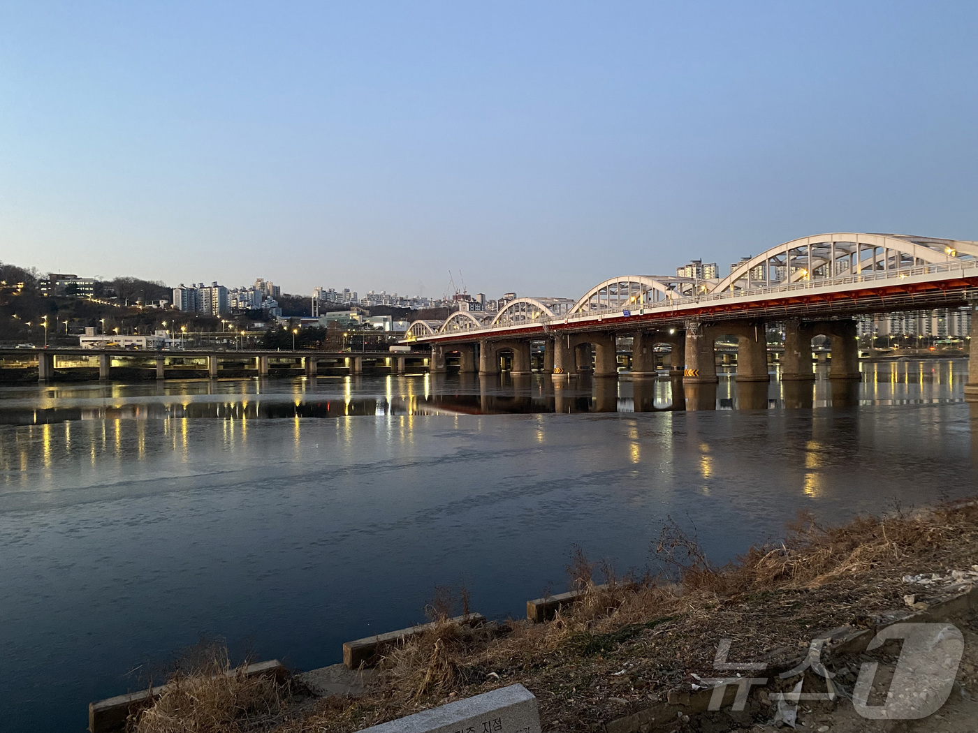 (서울=뉴스1) = 아침 기온이 최저 -14도까지 떨어지며 강추위가 이어지고 있는 3일 서울 한강이 얼어붙어 있다.이번 한강 결빙은 평년보다 7일, 지난 겨울보다 37일 빠르게 나 …