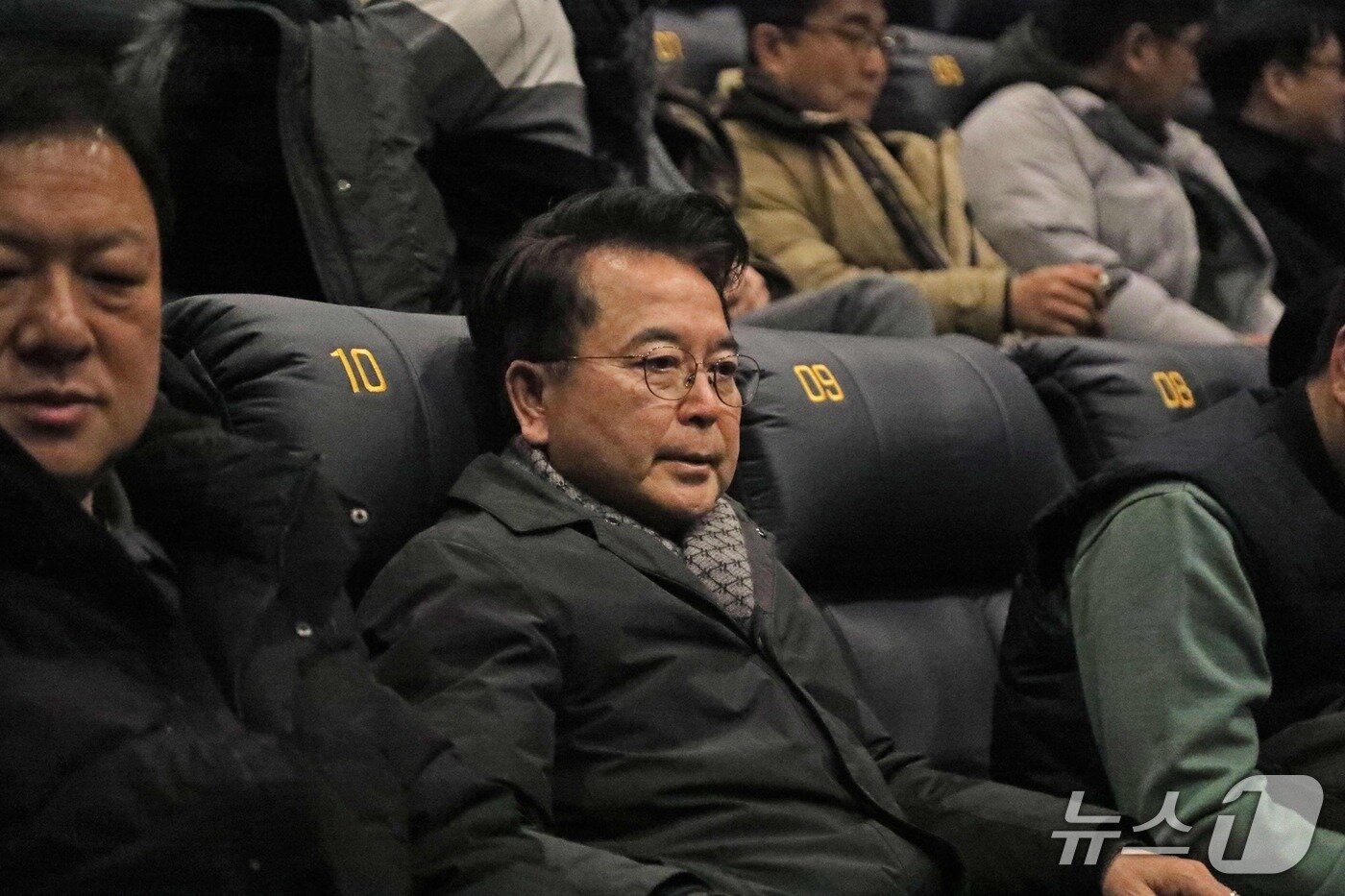 본문 이미지 - 육동한 춘천시장이 3일 메가박스 석사점에서 글로벌 VFX 영화 ‘아바타 3: 불과 재’를 관람하기 위해 앉아있다.(춘천시 제공, 재판매 및 DB금지)