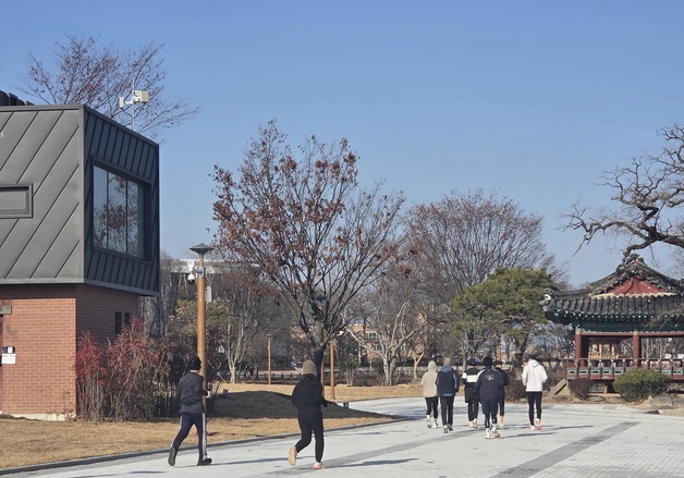 얼어붙은 호수 위 "수달 봐"…추위에도 덕진공원 나들이객